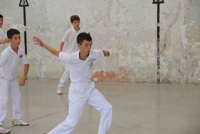 Zuriz jantzi zen Berrobiko f 29 1567409266843