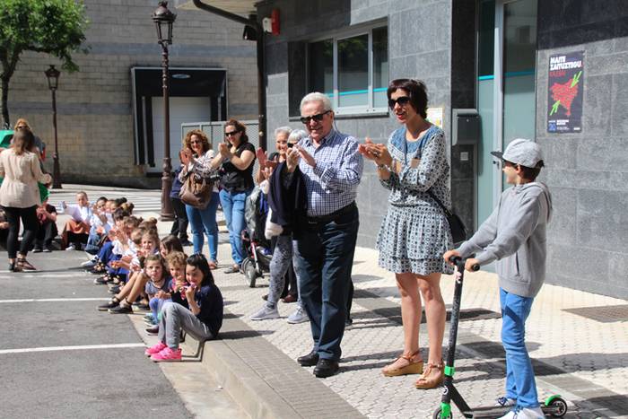 Haurrek alaitu dituzte kalea 46 1494678026892