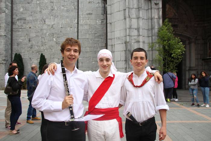 Santuek eta dantzariek poztu 4 1498312193095