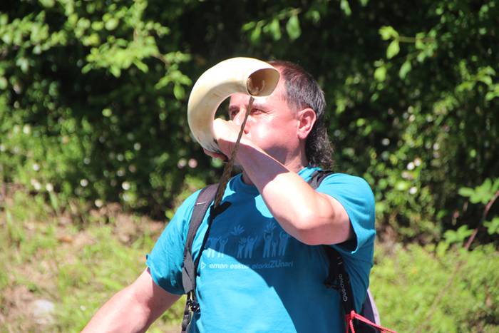 Eskuak batuta, desio bakarre 56 1528640886907