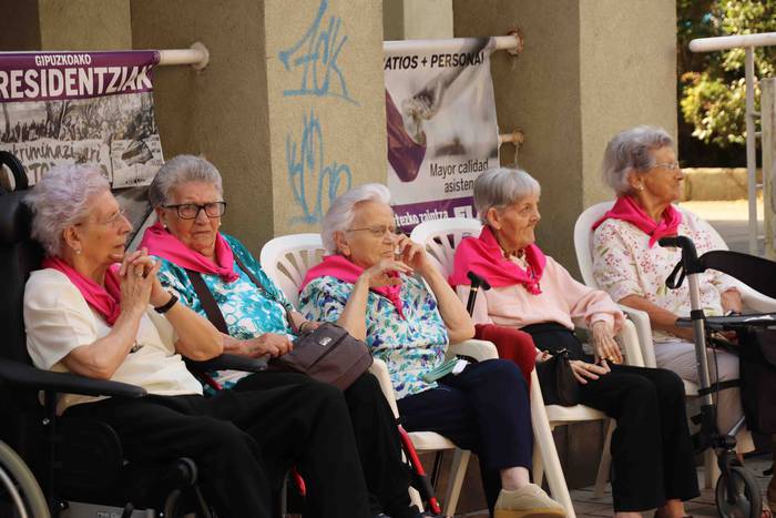 Helduenei dantza eginez hasi 15 1564057638284