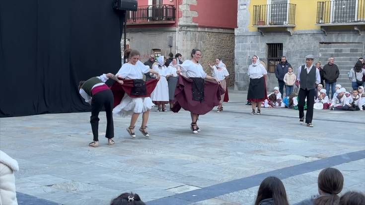 Udaberriko txikiak eta Esbart Sant Martí de Torrelles-eko dantzariak