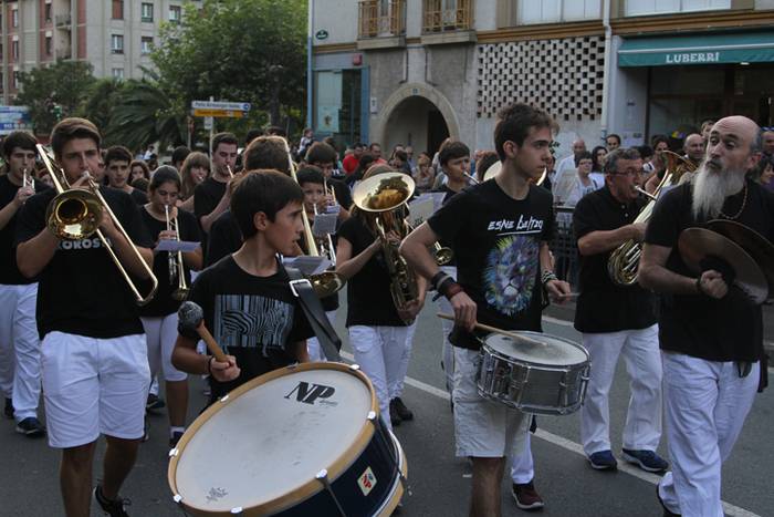 Irurako odol emaileek bota dute txupinazoa 11 1474654410037