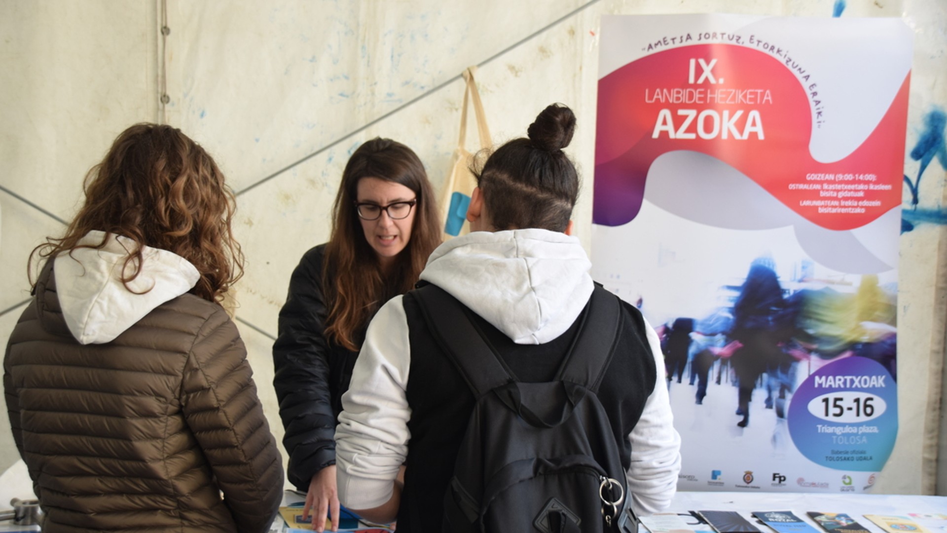 Eskaintza aurkezteko azoka egin dute Tolosaldeko lanbide heziketako ikastetxeek