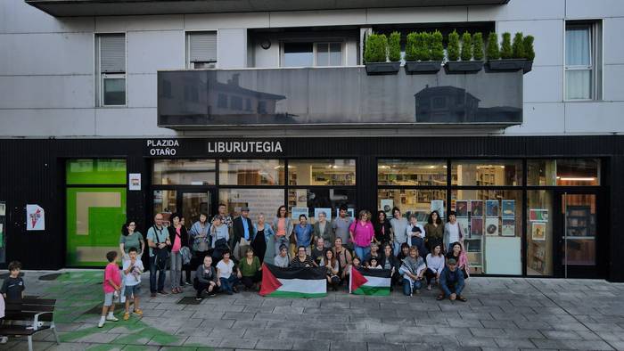 Palestinarekiko elkartasuna adierazi dute liburutegian