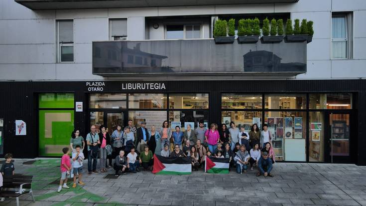 Palestinarekiko elkartasuna adierazi dute liburutegian