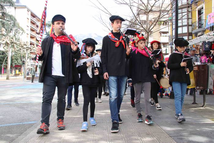 Ozen entzun dira txistularie 80 1551449213051