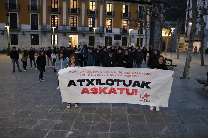 Greba mobilizazioetan atxilotutakoak askatzeko eskatu dute Ikasle Abertzaleek