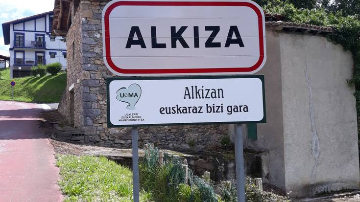 'Alkizan euskaraz bizi gara' seinaleak jarri dituzte