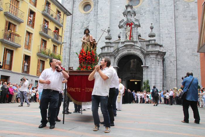 Santuek eta dantzariek poztu 60 1498312505949