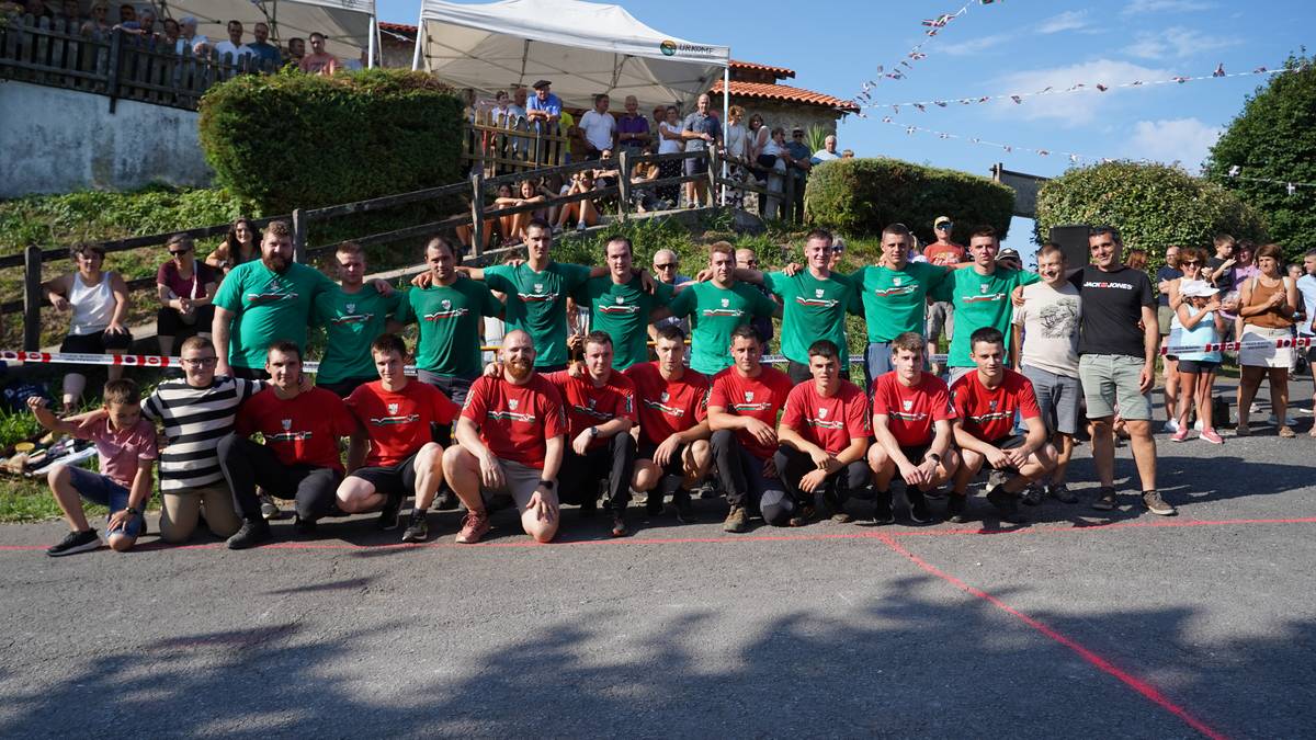Harri-tira saio jendetsua egin dute Santamañan