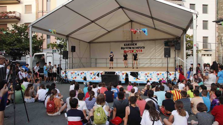 Herritarrek festetan argazkiak egiteko deia egin dute