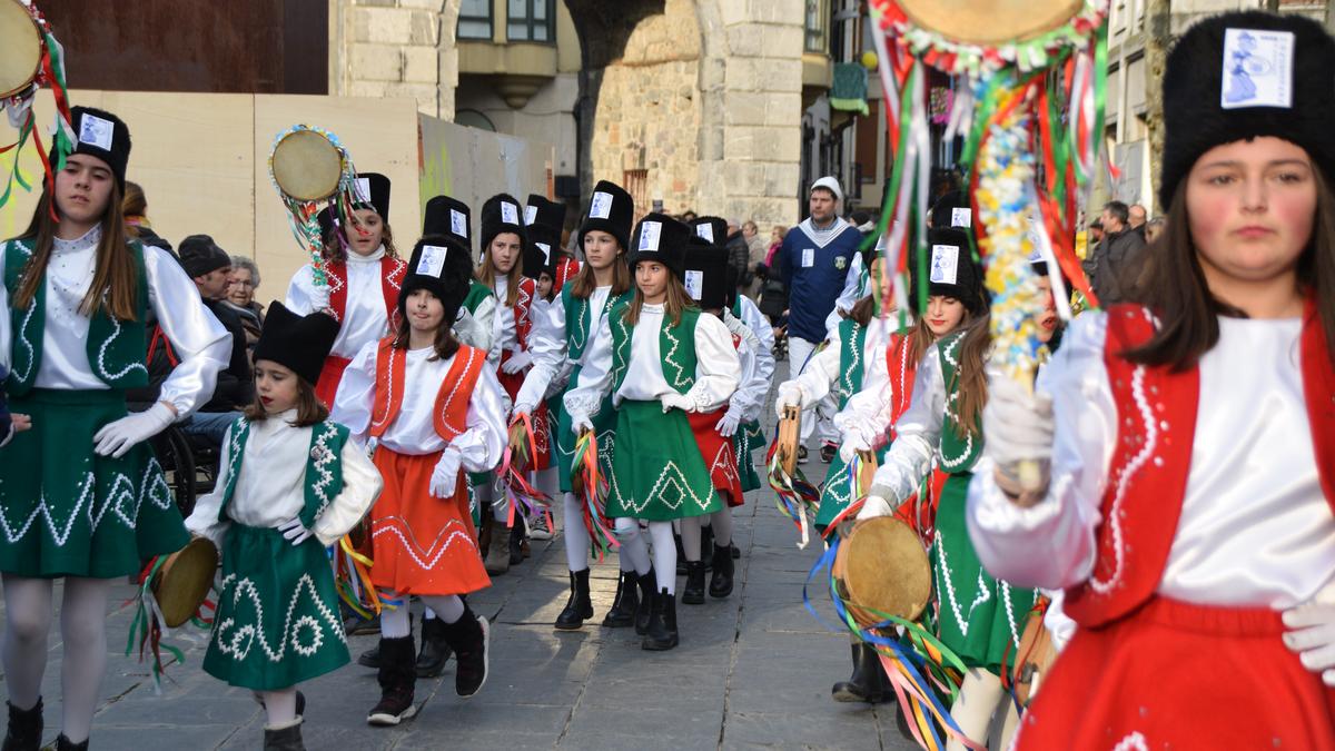 Larunbatean hasiko dira entseatzen Tolosako Haur Danborradako dantzariak