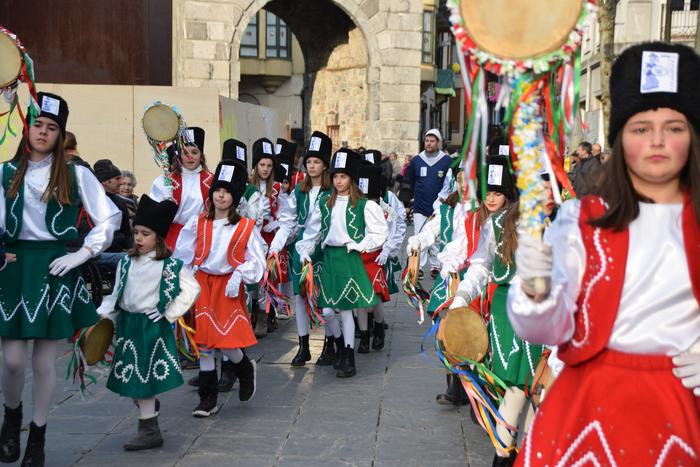 Larunbatean hasiko dira entseatzen Tolosako Haur Danborradako dantzariak