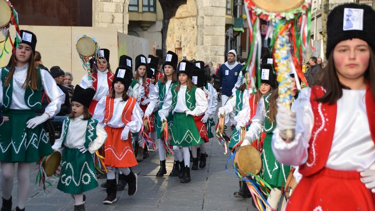 Larunbatean hasiko dira entseatzen Tolosako Haur Danborradako dantzariak