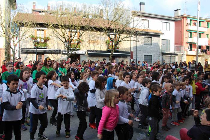 Txikienek eman diote hauspoa 38 1555155553723