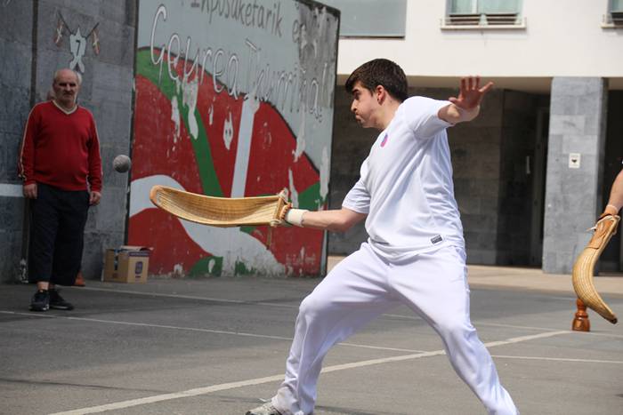 Behar Zana 70. urteurrena errebotea 40 1465127733440