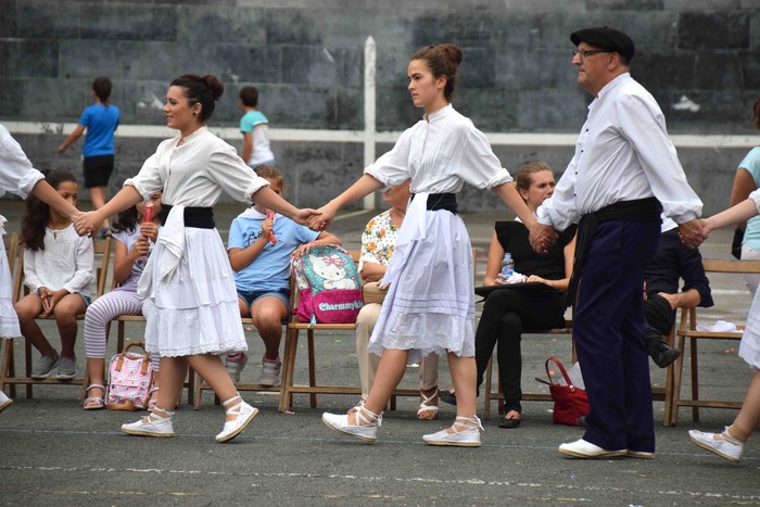 Soka dantzak jende ugari bildu du Errebote plazan - 8