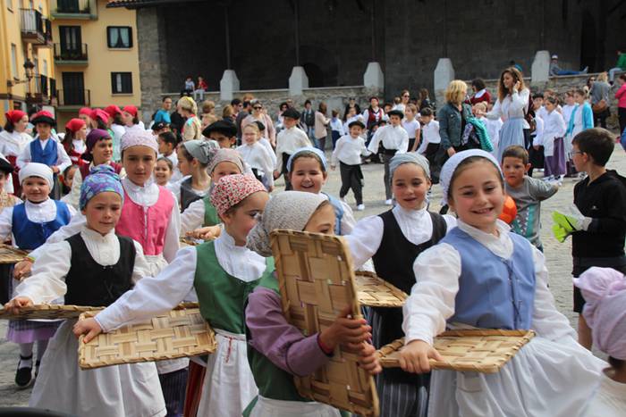 Haurrek alaitu dituzte kalea 16 1494677839193