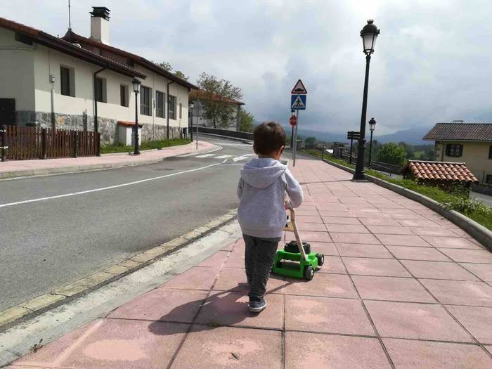 Haurrak kalera atera dira 42 1587900348989