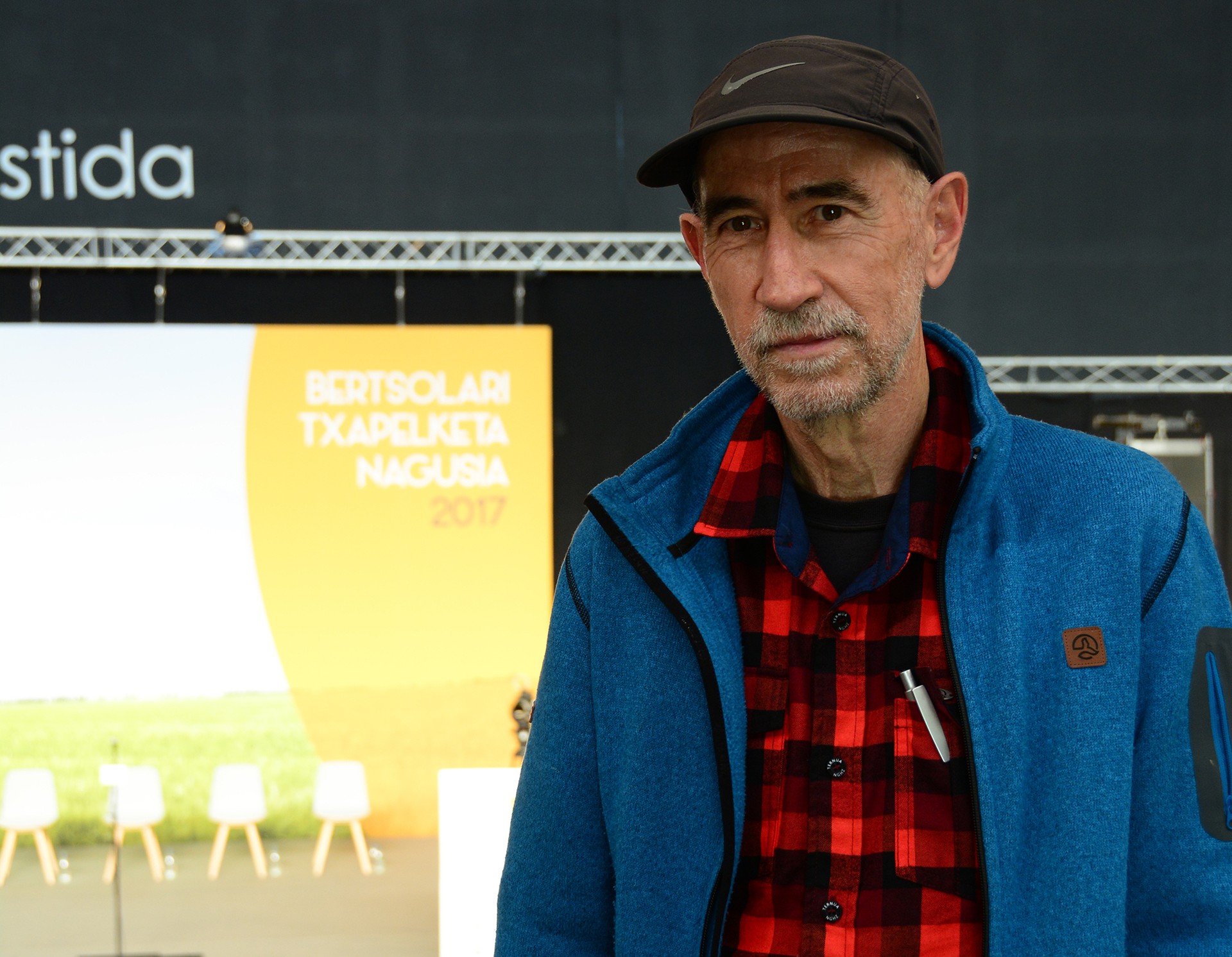 «Bertsoa, bere sinpletasunean, munduari begiratzeko dauden leihoak lantzeko aukera da»