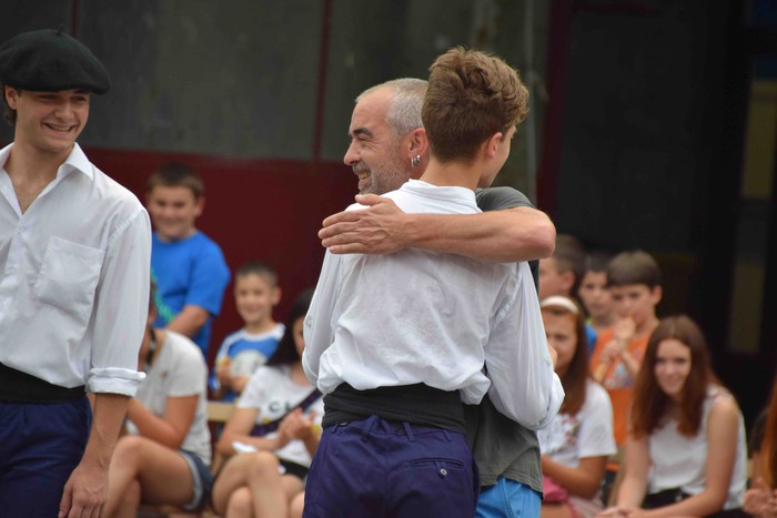 Soka dantzak jende ugari bildu du Errebote plazan - 53