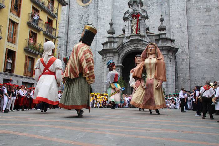 Santuek eta dantzariek poztu 19 1498312283690