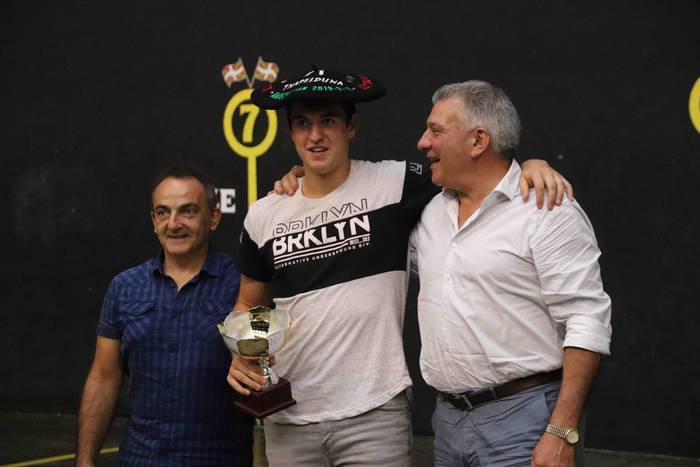 Zubizarretari jantzi dio txa 54 1568573515838