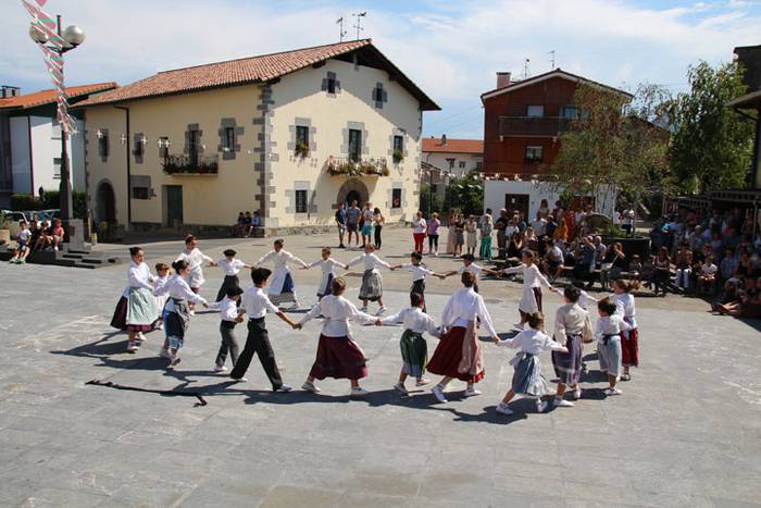 Axeriak dantzan Adunan 35 1471260890388