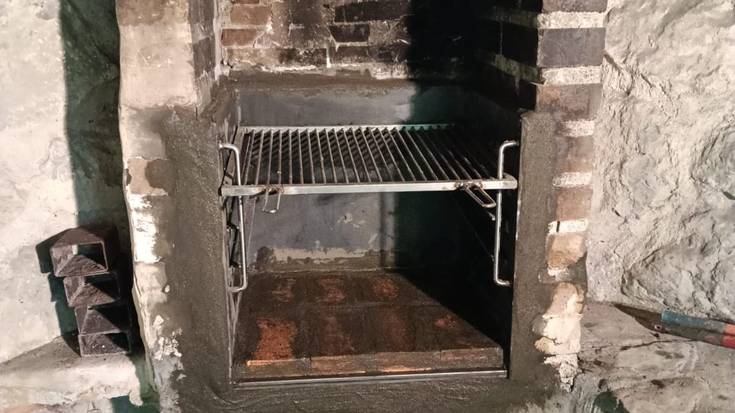 Lastur parkeko eremua txukundu dute