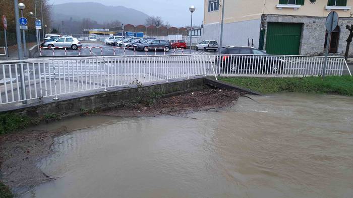 Urak eta lurrak gain hartu d 19 1639129522975