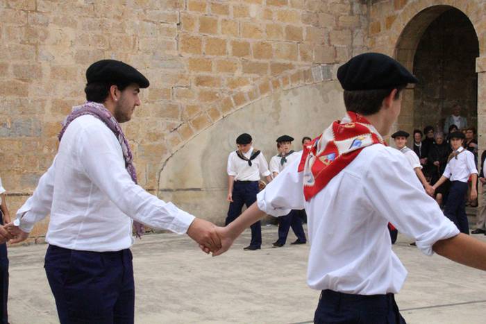 Jaietako egun handia ospatzen ari dira Asteasun 21 1467203479854