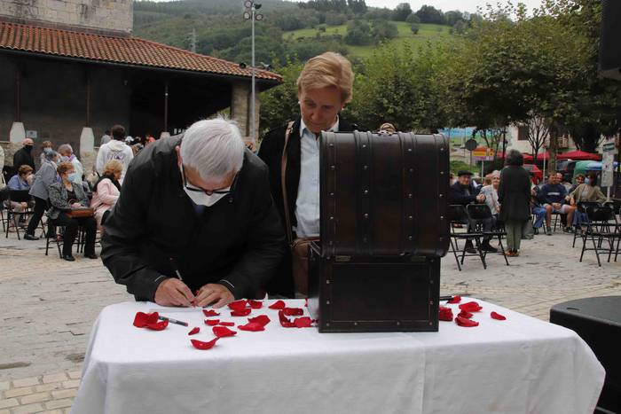 Aulki hutsak ekitaldia Irura 38 1632920822283