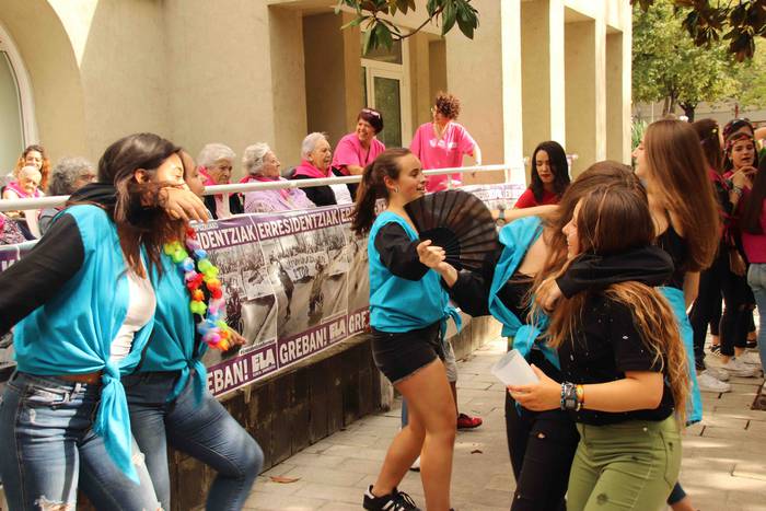 Kalean gora eta behera, kuad 20 1564506798360