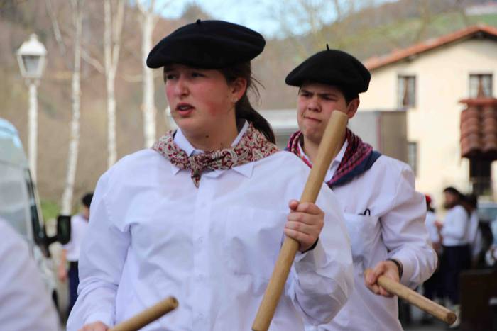 Ajerik gabe, makila eta lau  54 1551618088769