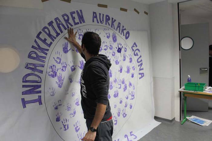 Azaroak 25 Ikaztegietako eskolan murala 27 1448454569943