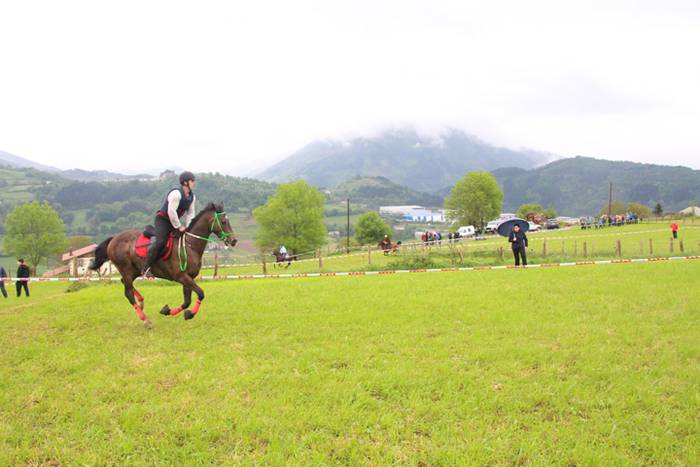 Izaskungo festetako zaldi lasterketa 2016 5 1463247009985