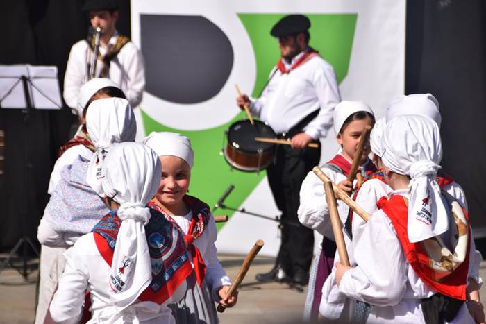 Dantzari txikiak, goizeko pr 100 1491666989655