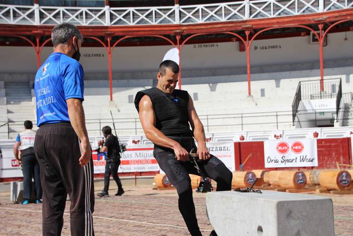 Izetatarrek jantzi dute txap 13 1624130516043