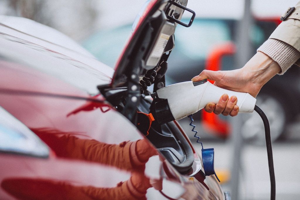 Auto elektrikoak kargatzeko puntuak