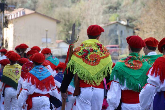 Dantzatzen duen herria 9 1581859429080