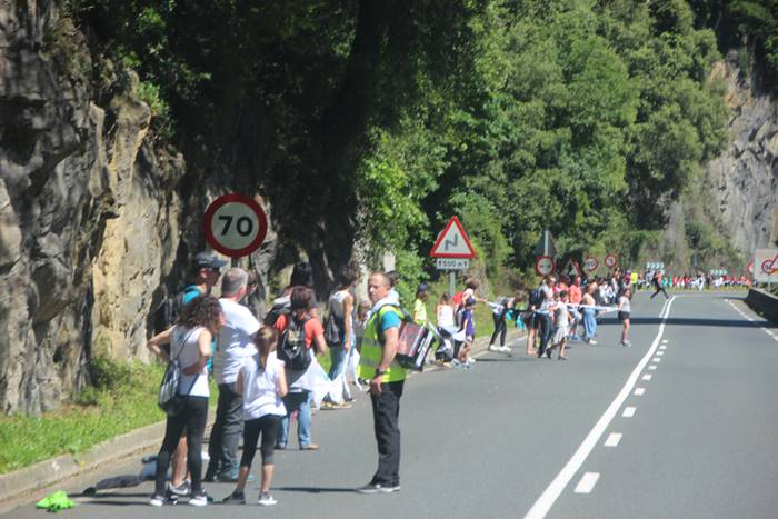 Eskuak batuta, desio bakarre 52 1528640852599