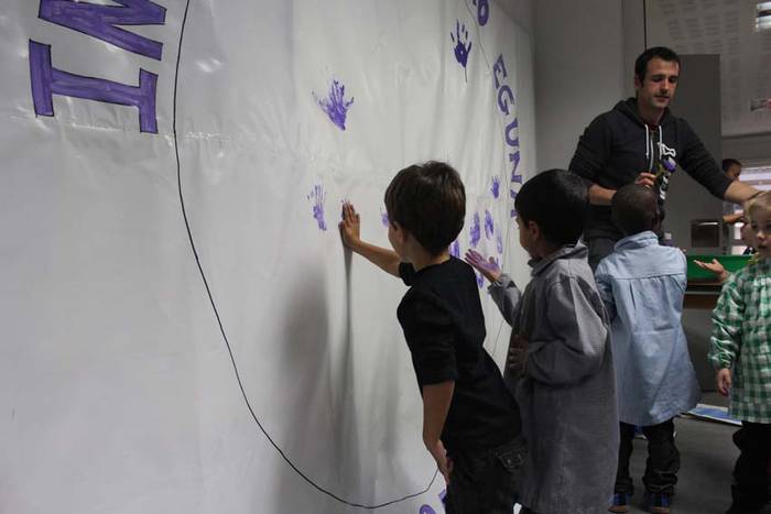 Azaroak 25 Ikaztegietako eskolan murala 7 1448454563697