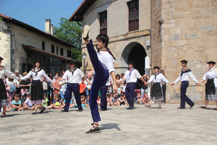 Emakumeak dantzari, lehenengo aldiz soka dantzan - 19