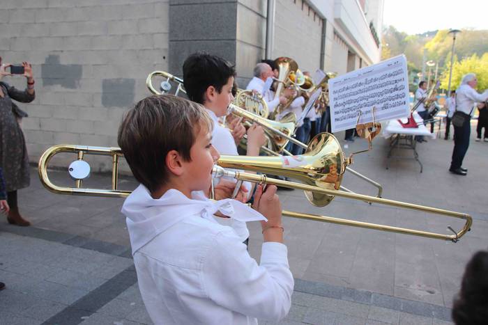 Banda Topaketa AV400Urte 16 1553970393408