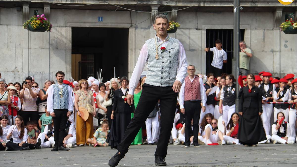 Udal ordezkariak ere dantzari