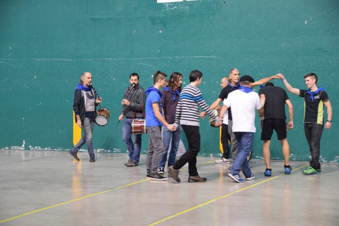 Dantzaren sokak lotuta - 23