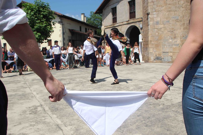 Emakumeak dantzari, lehenengo aldiz soka dantzan - 40