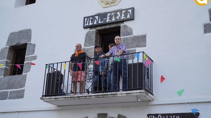 'Oilategitik' Alkizako aldizkariko kideek eman diote hasiera jaiari