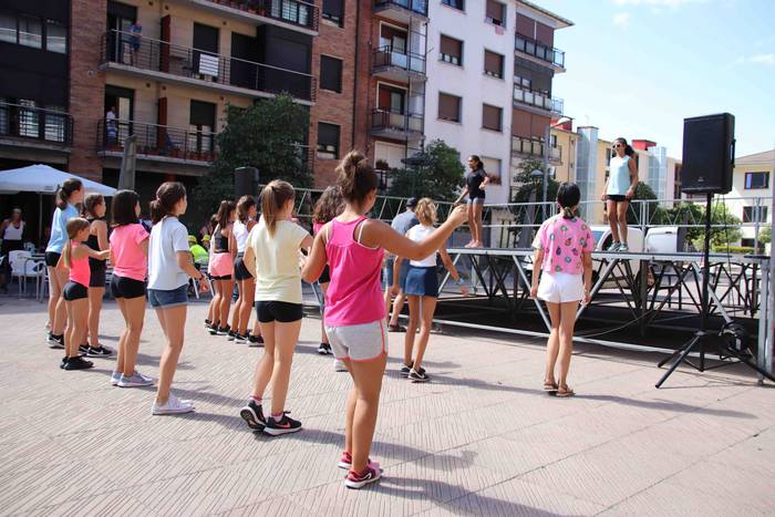 Zumba klase herrikoia Santio 4 1658941175971